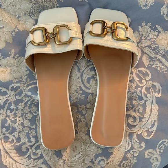 NWOT Unbranded White Sandals Buckle Embellished Open-Toe Low Block Heel; Size 41 - Picture 2 of 10